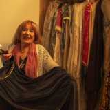 �Quasi tutti i vestiti impiegati nelle opere teatrali sono stati creati da me � dichiara con orgoglio �. Andavo spesso al mercato dell�usato e mi procuravo stoffe e merletti che poi cucivo a mano. In particolare sono legata a quello indossato in �L�Allodola�: una veste di velluto blu con i ricami dorati�